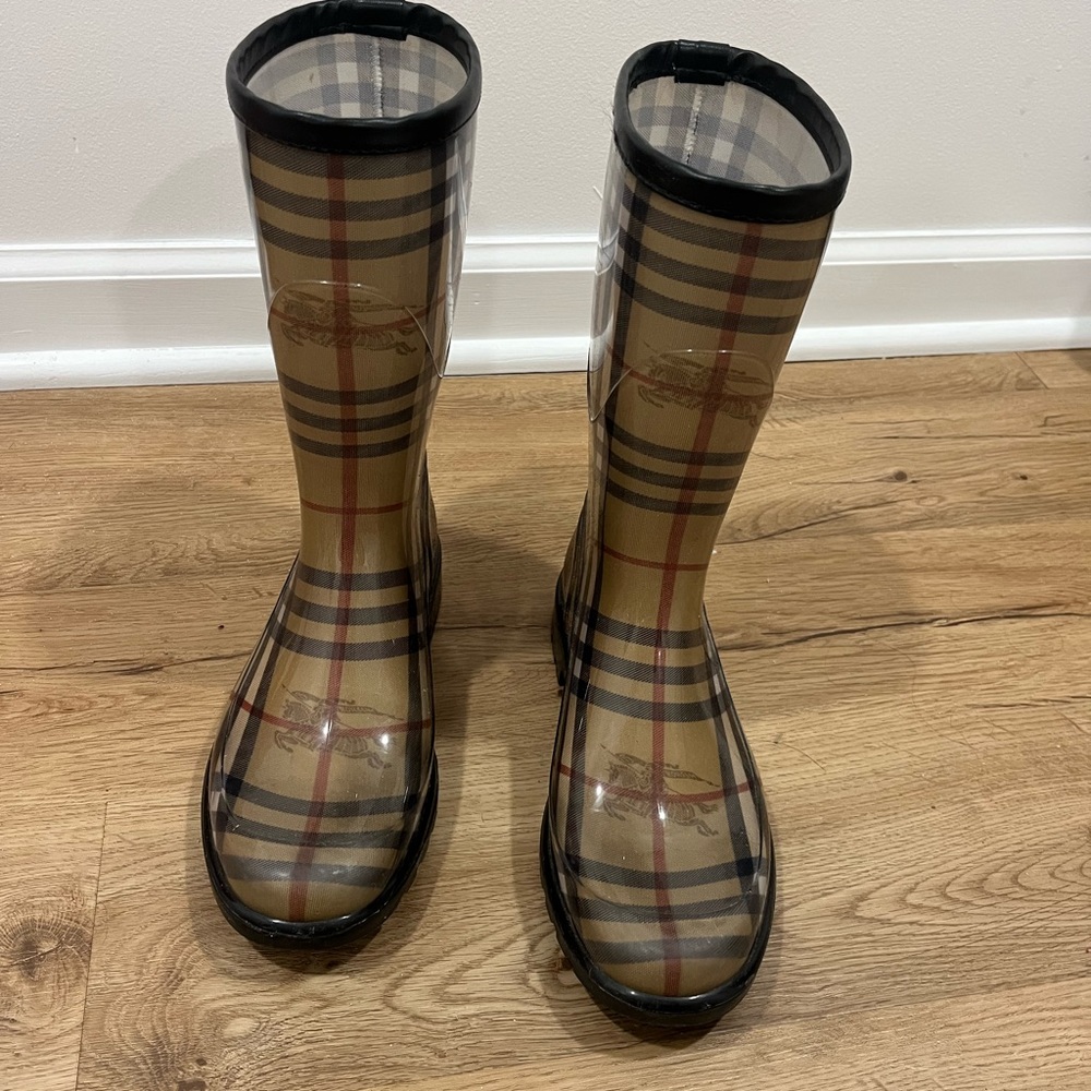 Authentic Burberry Rainboots, size 39 (8.5), Great Condition